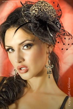 CHILIROSE: Chilirose: leopard hat with rose, veil and feathers.