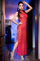 Neglig in pizzo con spacchi. Rosso.