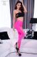 Leggings fucsia con intagli irregolari.