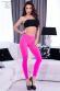 Leggings fucsia con intagli irregolari.