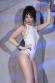Body bianco elasticizzato con stringature decorative.