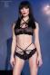 Intimo 2 pezzi in pizzo con stringhe ed anelli decorativi.